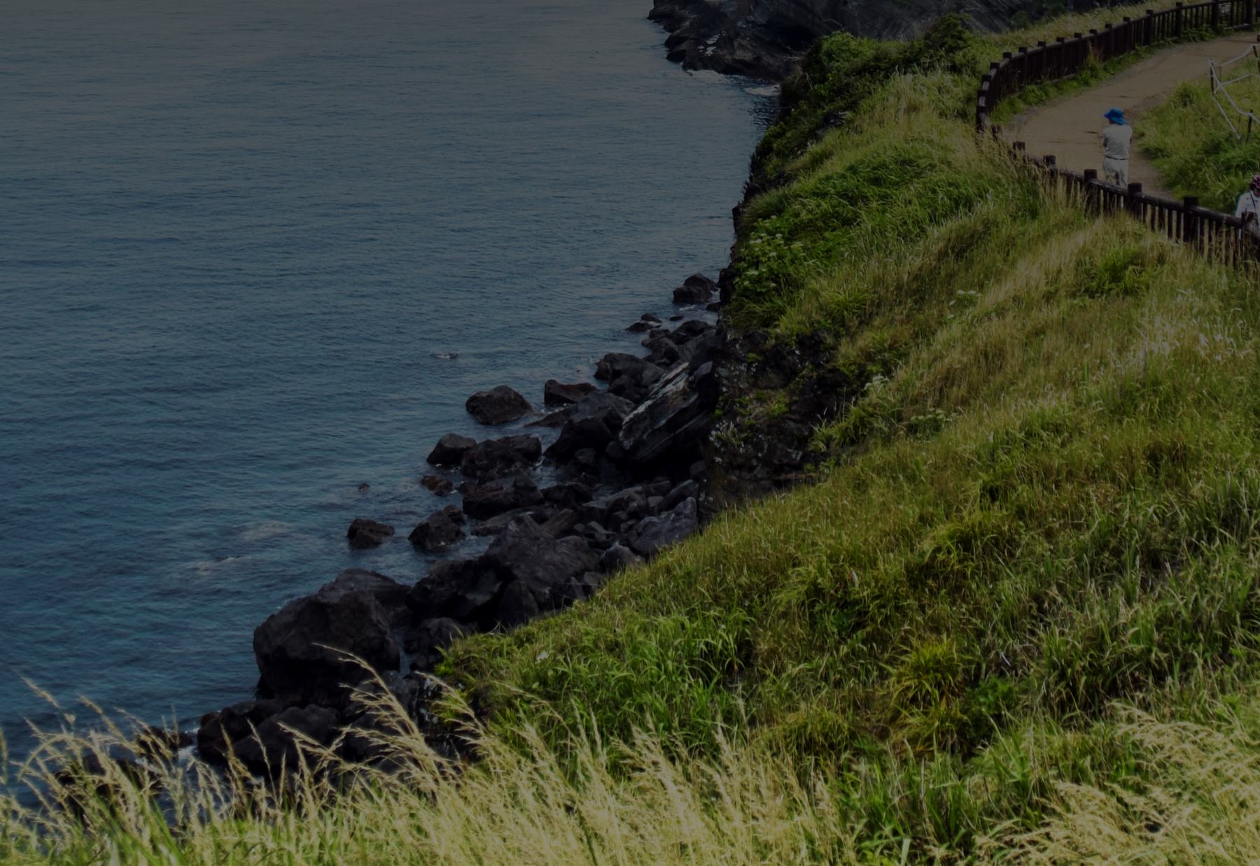 Trilha costeira à beira-mar na Ilha de Jeju