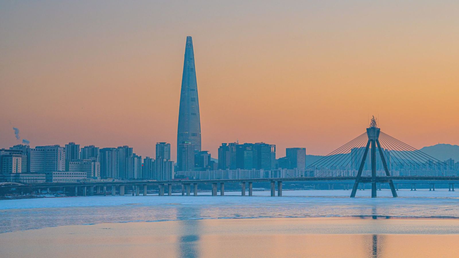 Lotte World Tower e o rio Han ao pôr do sol, em Seul